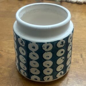 🧼 Artistic Blue and White Ceramic Vase